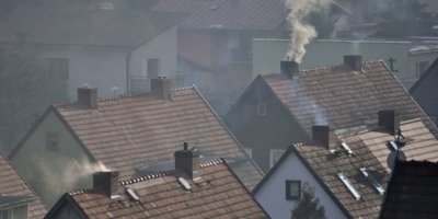 Häuser und schmutziger Rauch aus dem Schornstein