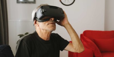 Mann mit Virtual-Reality-Headset