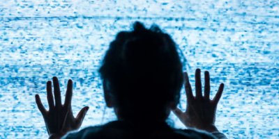 Traurige Frau mit ihren Händen auf dem Bildschirm Fernsehen ohne Signal - Krankheitskonzept