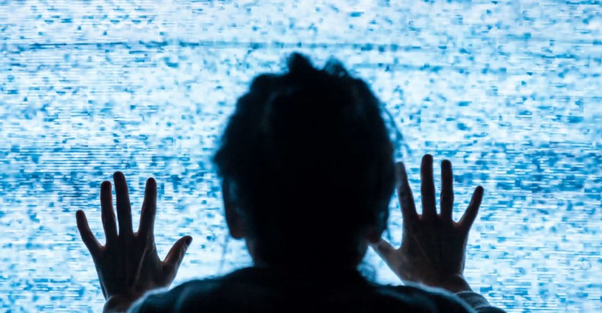 Traurige Frau mit ihren Händen auf dem Bildschirm Fernsehen ohne Signal - Krankheitskonzept
