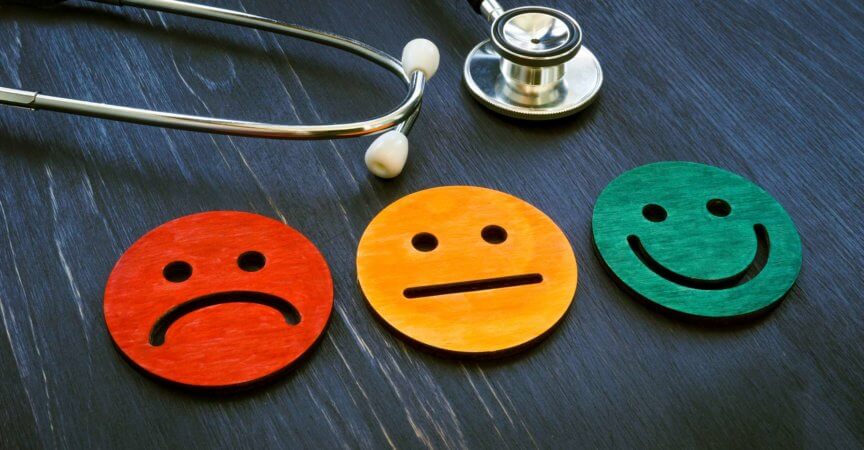 Konzept der Patientenerfahrung. Stethoskop und lächelnde Gesichter für die Verbraucherbewertung im Krankenhaus.