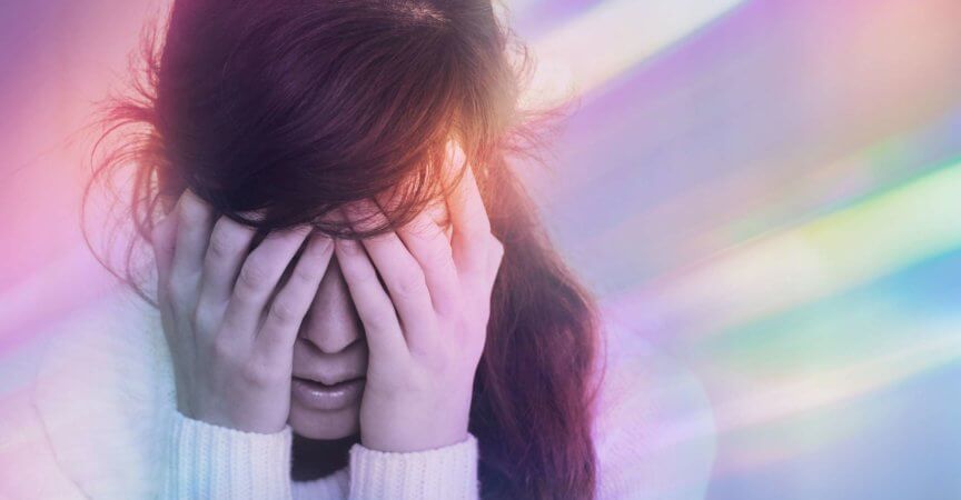 Migräne-Aura - Porträt einer jungen Frau, die an Kopfschmerzen, Epilepsie oder anderen Problemen leidet