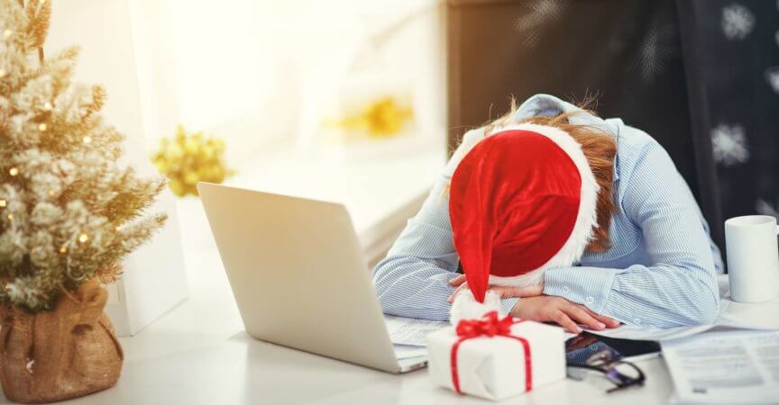 Geschäftsfrau Geschäftsfrau Freelancer müde, schlafend arbeiten am Computer zu Weihnachten