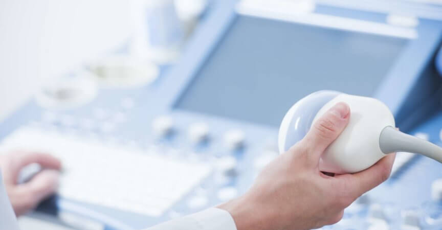 Die Hände der jungen Ärztin schließen sich und bereiten sich auf einen Ultraschallgerätescan vor