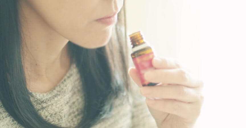 Gegen den Riechverlust hilft täglich zweimal an Aromaölen zu riechen