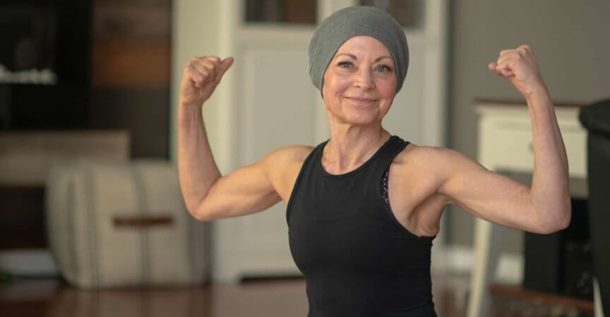 Ältere Frau mit Krebsbeugung