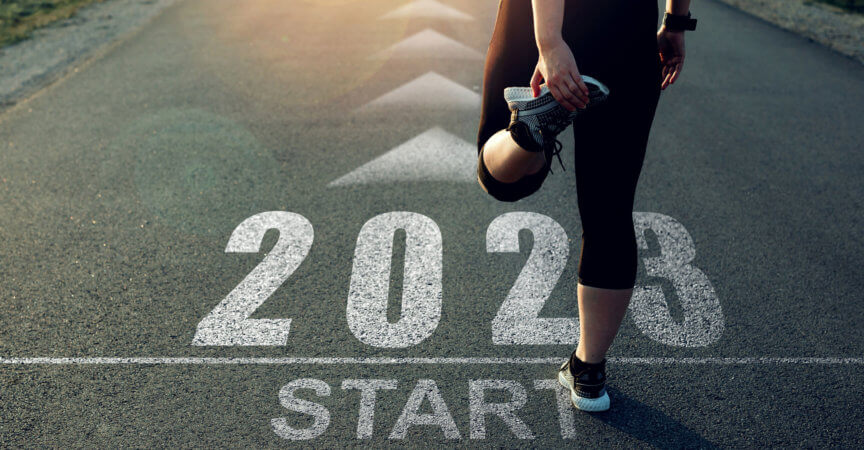 Mädchen, die darauf warten, das neue Jahr 2023 zu beginnen. Planung, Gelegenheit, Herausforderung und Geschäftsstrategie. Ziele, Pläne und Visionen für das nächste Jahr 2023. Neue berufliche Erfolge im neuen Jahr 2023.