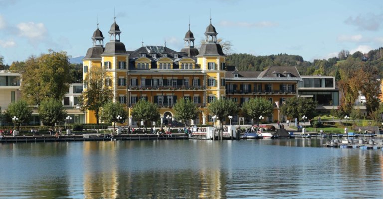 Berühmtes Schloss am Wörthersee in Velden, Kärnten, Österreich