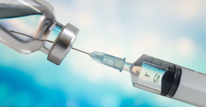 Impfstoffflasche und Spritzeninjektion zur Vorbeugung und Behandlung von Virusinfektionen. Medizinisches Personal bereitet Impfstoffe für die medizinische Behandlung vor.