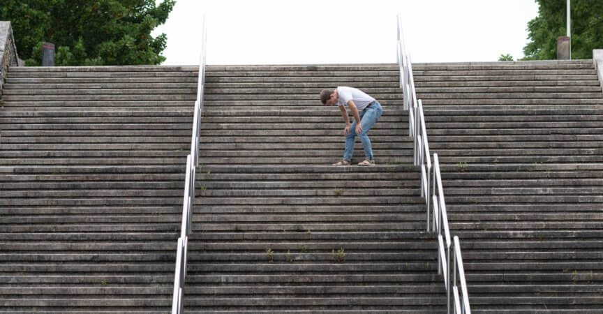 Atemschwierigkeiten nach geringer Anstrengung könnten ein Anzeichen für eine Lungenembolie sein.