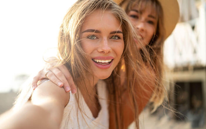 Zwei glückliche junge blonde Frauen aus der Selfieperspektive