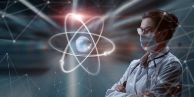 Eine Frau in einer Maske in Uniform betrachtet ein Atom auf einem verschwommenen Hintergrund.