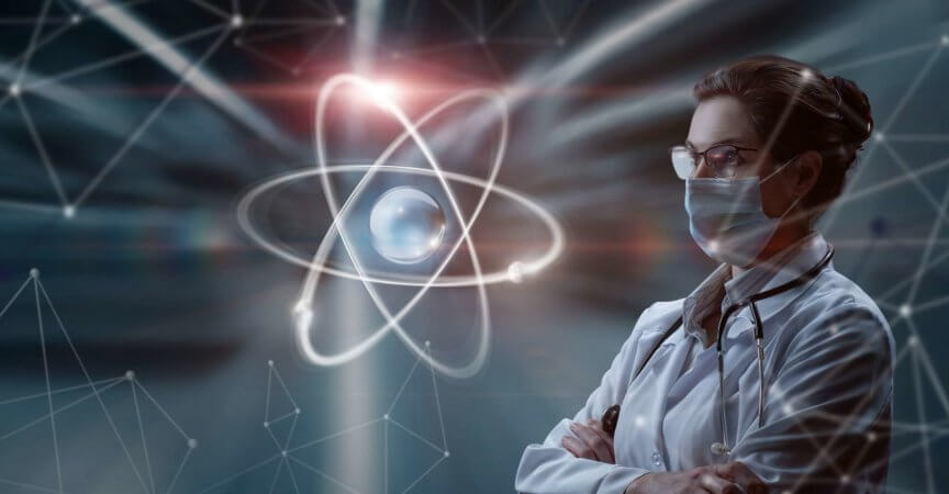 Eine Frau in einer Maske in Uniform betrachtet ein Atom auf einem verschwommenen Hintergrund.