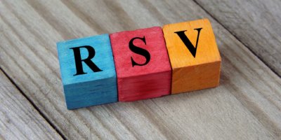Akronym RSV (Respiratory Syncitial Virus) auf bunten Holzwürfeln