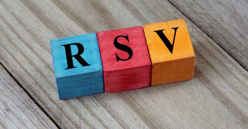Akronym RSV (Respiratory Syncitial Virus) auf bunten Holzwürfeln