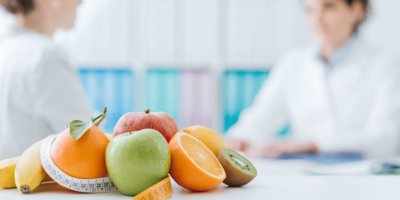 Ernährungsberater trifft einen Patienten im Büro