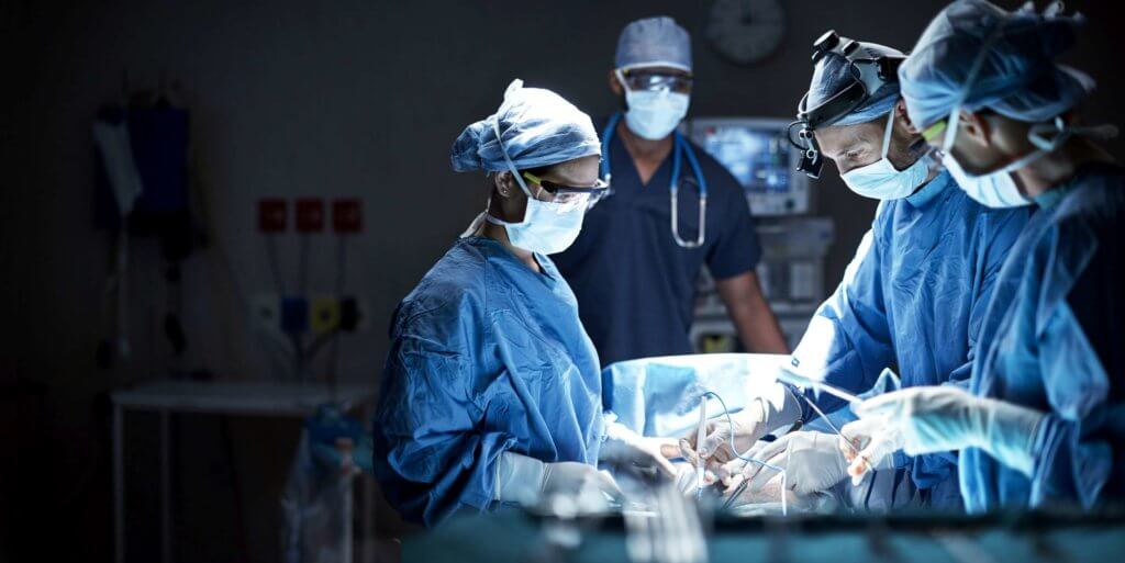 Aufnahme eines Teams von Chirurgen, die eine Operation in einem Operationssaal durchführen