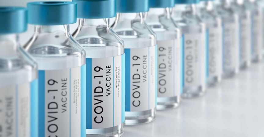 Reihen-Covid-19- oder Coronavirus-Impfstoffflaschen auf weißem Hintergrund