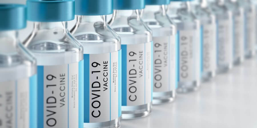 Reihen-Covid-19- oder Coronavirus-Impfstoffflaschen auf weißem Hintergrund