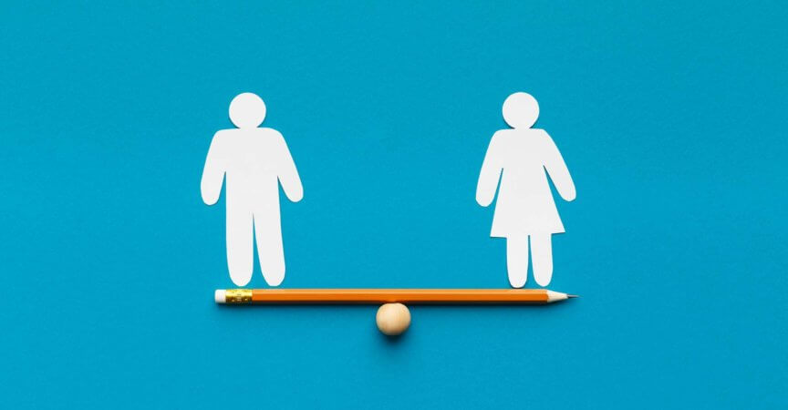 Geschlechtergleichstellung in der Unternehmenswelt. Figuren von Mann und Frau auf Bleistiftwippe, blauer Hintergrund, Kopierraum