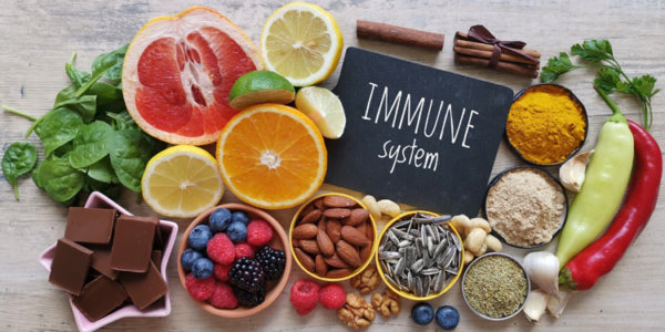 Gesunde Lebensmittel und eine Schiefertafel mit der Aufschrift Immunsystem