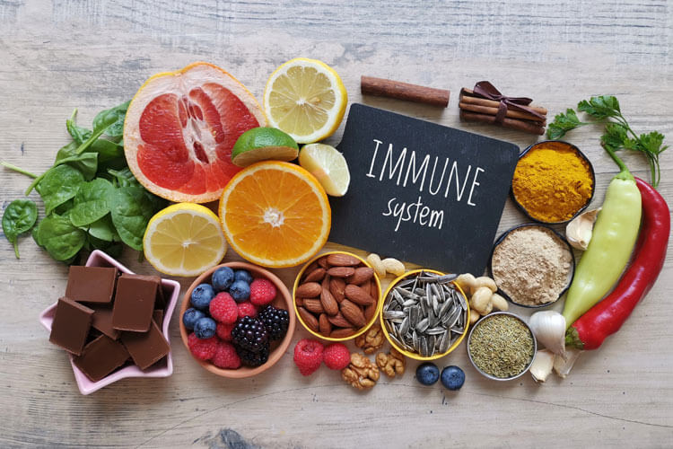 Gesunde Lebensmittel und eine Schiefertafel mit der Aufschrift Immunsystem