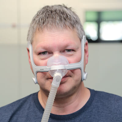 Marc Bornschein mit CPAP-Gerät