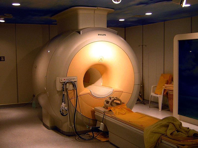 „Modern 3T MRI“ von KasugaHuang. Lizenziert unter CC BY-SA 3.0 über Wikimedia Commons - http://commons.wikimedia.org/wiki/File:Modern_3T_MRI.JPG#/media/File:Modern_3T_MRI.JPG