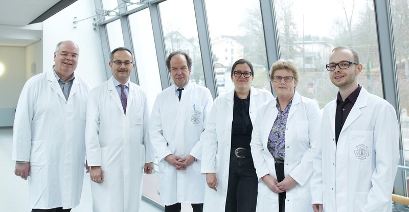 Foto: Universitätsklinikum Ulm v.l.n.r.: Prof. Dr. Peter Gierschik, Prof. Dr. Martin Wabitsch, Prof. Dr. med. Klaus-Michael Debatin, Ärztlicher Direktor Klinik für Kinder- und Jugendmedizin, PD Dr. rer. nat. Pamela Fischer-Posovszky, Klinik für Kinder- und Jugendmedizin, Sektion Pädiatrische Endokrinologie und Diabetologie; PD Dr. Barbara Möpps, M.Sc. Jan-Bernd Funcke