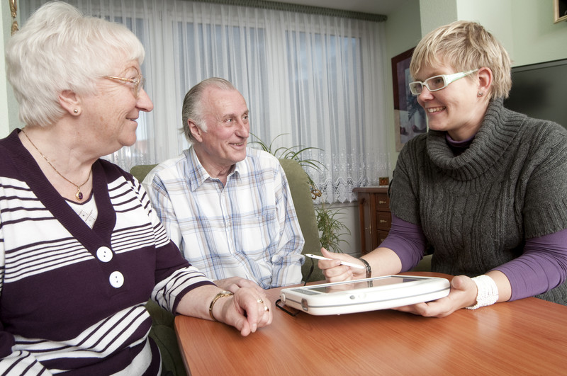 Dementia Care Manager besuchen die Patienten zu Hause, um sich ein detailliertes Bild von deren Bedürfnissen und Versorgungssituation zu machen. Dazu führen sie mit Hilfe von Tablet-PCs umfangreiche Befragungen durch. 