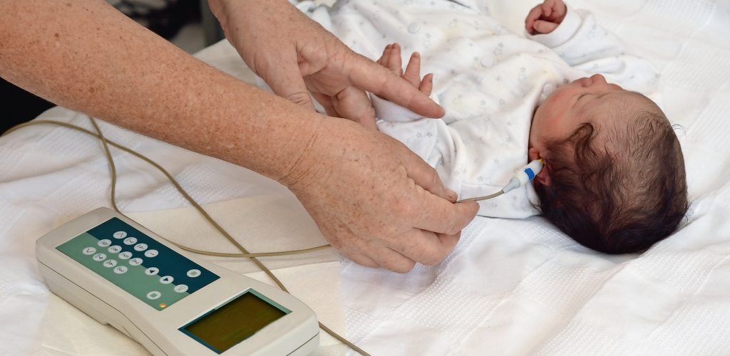 Ist ein Kind beim Neugeborenen-Hörscreening auffällig, dann könnte ein CMV-Test Klarheit bringen.