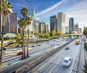 FOTO: SEANPAVONEPHOTO / GETTYIMAGE In Los Angeles ist Zu-Fuß-Gehen fast ein Ding der Unmöglichkeit.