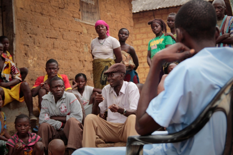 Dorfbewohner diskutieren während einer Ebola-Sensibilisierungs-Sitzung in Gbondo, Guinea.