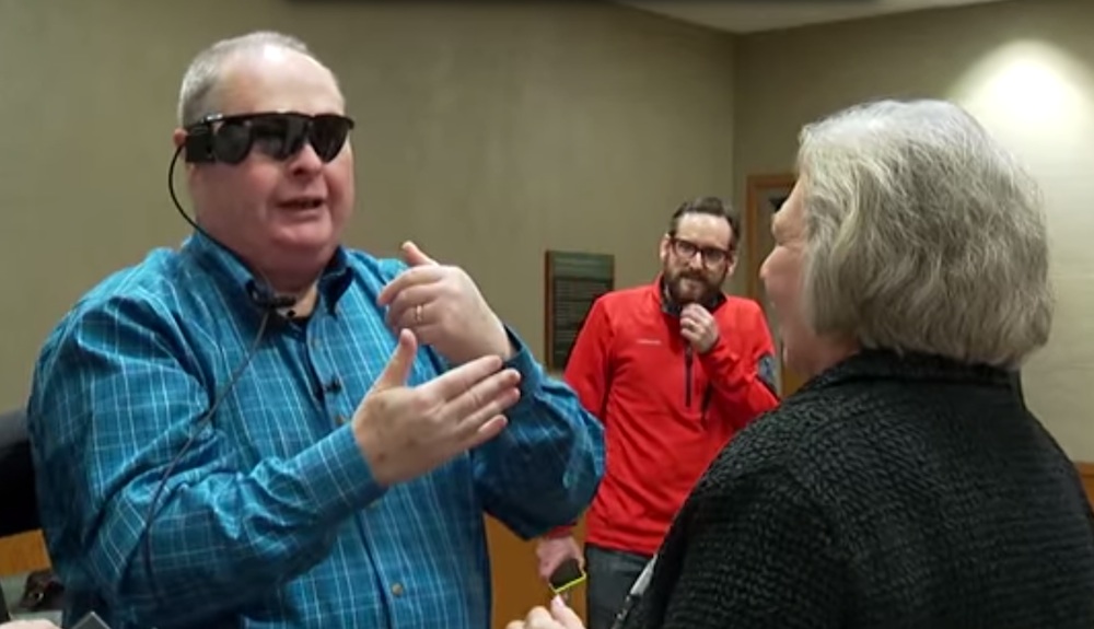 Ein blinder Mann ist seit kurzem wieder in der Lage, zu sehen. Möglich wurde dies durch ein bionisches Augenimplantat.