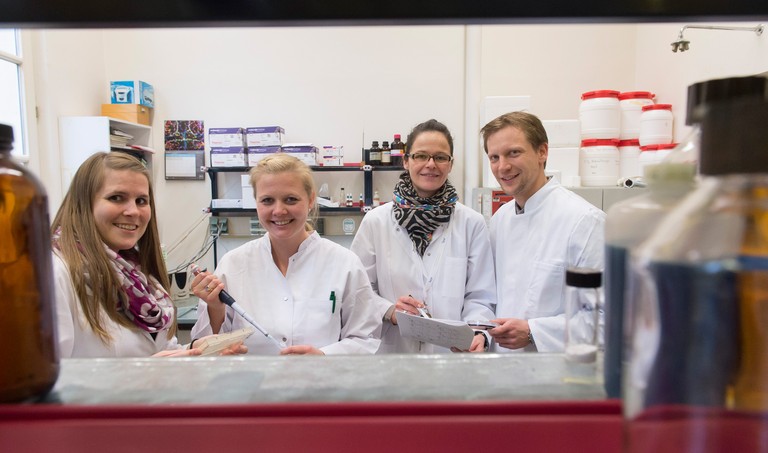 © Foto: Barbara Frommann/Uni Bonn „Teixobactin greift an vielen entscheidenden Stellen in den Aufbau der Zellwand an und macht bakterielle Anpassungsstrategien nahezu unmöglich“, sagt Dr. Schneider vom Institut für Mikrobiologie, Immunologie und Parasitologie des Universitätsklinikums Bonn (zweite von rechts)