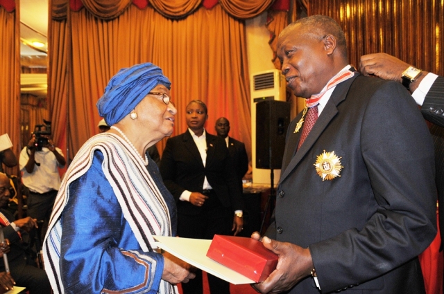 Die Präsidentin von Liberia, Ellen Johnson Sirleaf, ehrt die WHO für die Unterstützung im Gesundheitsbereich.