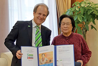 Prof. DDr. Gerhard Litscher mit Nobelpreisträgerin Tu Youyou.