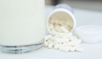 Magensaftresistente Überzüge können durch Milch zerstört werden.