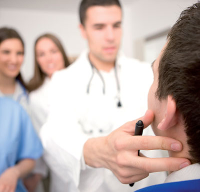 Das Klinisch-Praktische Jahr verbringen die Studenten sowohl in der Klinik als auch in der Lehrpraxis.