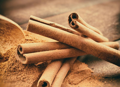FOTO: ISTOCK/CHAMILLE WHITE Die Zimtrinde ist nicht nur ein Stimmungsmacher. Sie fördert die Verdauung und kann den Blutzuckerspiegel positiv beeinflussen.